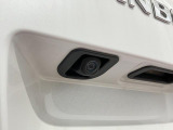 【バックカメラ】 駐車時に車両後方の様子を見ることができるので、運転の不安を軽くします。