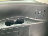 後部座席センターアームレストにはドリンクホルダー。