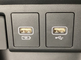 アクセサリーソケットの横にはナビゲーション用の外部入力や充電可能なUSB端子がついています。移動中に充電もできるので便利です。