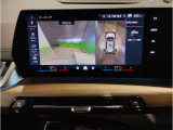 【ⅰドライブナビゲーション】文字情報も鮮明に表示する高解像度カラーディスプレイを採用。視認性に優れた地図デザインと特徴的な建造物を目印にした描写表示で現在位置を把握できます。地図データの更新も可能です