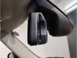 【ルームミラー一体型ETC車載器】ルームミラーの裏側に目立たない様に配置されたETCカード挿入口。スタイリッシュ且つ機能的なものとなっております。