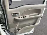 向かい側にサービス工場完備。車検・メンテもお任せください!