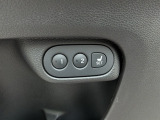 運転席の電動シートはシート位置を2組記憶させることができます