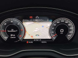 スピードメーターなどの運転に必要な計器とともに、オーディオ・電話の操作画面などを表示。レイアウトはステアリングスイッチで切り替えでき運転に集中しながら必要な情報を瞬時に得ることが可能。