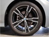 【BMWアロイホイル】軽量かつ強度に拘ったアロイホイル。走行性能ポテンシャルを引き出す設計。車の足元を引き締めてくれる大きなポイントはアロイホイルです。