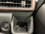 【運転席ドリンクホルダー】使いやすさに配慮したドリンクホルダー