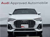 シングルフレームグリルはAudiの象徴的なデザイン要素であり、一目でAudiとわかるスタイル、大きくて迫力のある形状が車のスポーティな印象を強調しており、魅力的なデザインとなっています。