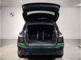 BMWではスペアタイヤが非搭載となるため、スペースは拡大されており、収納スペースとして利用可能。トランクの下にも収納スペースがあり、意外と役に立つスペースでございます。