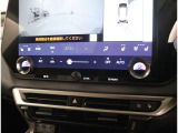 運転・助手席で独立した温度設定のできる、オートエアーコンディショナー。花粉除去機能、ナノイオン発生機能を装備し、室内を快適な環境に保ちます。