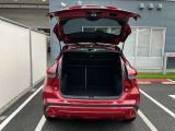 バックドアは大きく開きます。定員乗車時でも十分広いラゲッジスペースを確保しています
