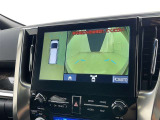 パノラミックビューモニターを装備。駐車場や交差点でクルマを真上から見るように周囲を確認できます。機能の詳細は販売店スタッフまでおたずねください。