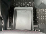 助手席アンダーBOX
