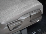 ◆シートハイトアジャスター◆運転席を上下に高さ調節ができます!運転ポジションを体格に合わせてシート調整できます。