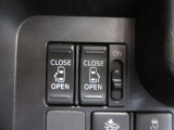 運転席から操作できる両側パワースライドドアのコントロールスイッチです(挟み込み防止機能付)