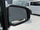 斜め後ろから接近する車を、ブザーとミラーの三角マーク点灯で教えてくれる「BSW(後側方車両検知警報)」。車線変更時のヒヤリが減りますね!