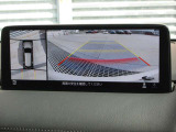 車体の大きいCX-8でも、狭い駐車場やT字路での取り回しが楽になる『360&deg;ビューモニター』を完備。上空から見下ろす全周囲カメラと障害物センサーの連携で、周囲の見通しを高めます。