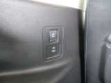 助手席側3列目にはUSB充電端子とスライドドア開閉スイッチがあるので開けてもらわなくても開閉可能です。