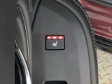 リアドアのパワーウインドウスイッチの近くにリア席用のシートヒータースイッチがついています。冬場の寒い時など、フロントシートだけでなくリアシートでも快適に過ごせます。
