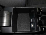 小物の収納に便利なセンターコンソールボックスです。