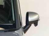 便利な電動格納ドアミラー付きです。
