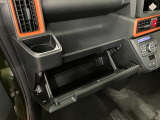 グローブボックスなどの多彩で便利な収納が設けられています