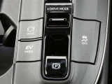 電動パーキングブレーキを搭載。スイッチ操作でパーキングブレーキを作動・解除することができるので操作の力が不要です。