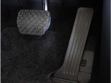 【オルガン式アクセルペダル】 かかとがずれにくく、アクセルペダルがコントロールしやすくなります。また運転時の疲労を軽減し、とっさのときの踏み間違いも起きにくくなります。