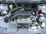 水平対向4気筒2.0L DOHCエンジン。