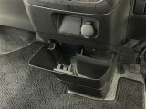 【アクセサリーソケット】車内で利用する電気製品の電源として広く利用できます
