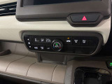 車内の温度を快適に調整するオートエアコンが装備されております。