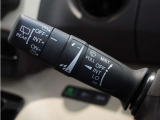 【バリアブル間欠ワイパースイッチ】車速に応じてワイパーの間隔を自動的に調整する機能。雨の量や車速に応じてワイパーの間隔を最適化し、視界を確保することができます。