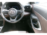 運転席の写真です。見通しのよいすっきりとした視界で、誰でも運転しやすいです。運転のしやすさは疲れにくさにも繋がりますよ♪