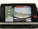 車両全体を上から表示し車両周囲を確認する事が出来るので、狭い駐車場等で重宝する装備です もちろんバックモニターとしての機能もございます
