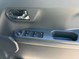 運転席ドアのパワーウインドウ操作スイッチと電格ドアミラーのリモコンスイッチです。狭い駐車場やすれ違い時にドアミラーが遠隔操作で格納できると大変便利です。