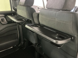 運転席と助手席のシートの裏に収納式のテーブルが装備されています。休憩時のちょっとした小物置きに使えてとっても便利ですね♪