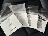 メンテナンスノート、取扱説明書です。 その車の整備記録が事細やかに記録されています。 車が生まれてから今までどのような道を歩んできたのか判るとても重要な物ですよ。