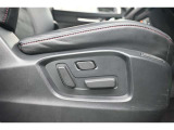パワーシート搭載。微妙な調整が手軽にでき、ぴったりのポジションで運転することが可能です。