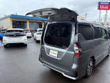 バックドアはデュアルバックドアになっており、後ろの壁や車から距離を開けすぎることなく上部ドアを開けることが出来ます♪