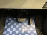 【ペダル類】操作性を考慮したペダル配置となっております。