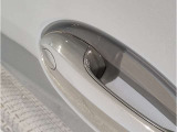 BMWのドアを閉めた時の重厚感は所有者様の満足度を高めてくれます。