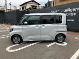 スライドドアは狭い場所でも開閉でき、風が強い日でも安心して開閉可能です。