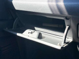 ■グローブボックス■保険証券や車検証などの車の必需品を収納できます!また、サングラスやCD、DVDなどの便利な小物も収納可能です♪