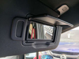 運転席サンバイザーに鏡がついております!