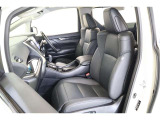 ワイドで身体を包み込むようなシートは上質感のある合成皮革です。運転席と助手席はヒーター機能付のパワーシート。背面や座面を換気し、爽やかに蒸れを防ぐシートベンチレーション機能も搭載しています。