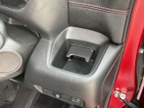 運転席の手の届きやすい位置にドリンクホルダーがある為、とても便利です!