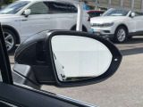 後方の死角をモニターし他車がいるときにウインカーを上げるとインジケーターが点灯し注意を促します。またそのまま車線変更しようとすると自動でステアリングを補正し軌道修正します。