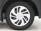 ◆純正ホイール装着車◆シンプルなデザインのホイールキャップ付きです。