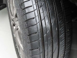 タイヤサイズは「225/55R19」になります。タイヤの溝は約5mm残っています。