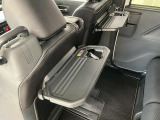 【格納式シートバックテーブル】車内でのお食事などで活躍♪カップホルダーも備えています。