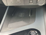 ワイヤレス充電器が付いてます。
